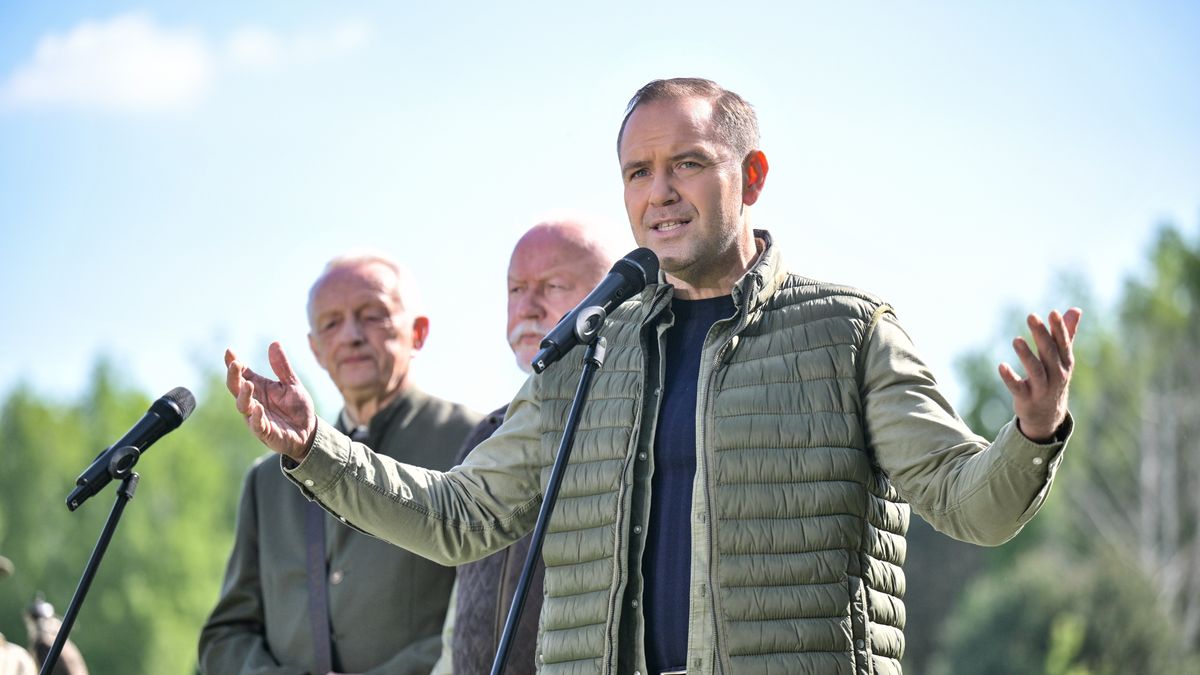 Maków (woj. łódzkie), 30.04.2025. Kandydat Komitetu Obywatelskiego w zbliżających się wyborach prezydenta RP, popierany przez Prawo i Sprawiedliwość, prezes Instytutu Pamięci Narodowej Karol Nawrocki przemawia na akcji sadzenia lasu w miejscowości Maków, 30 bm. (aldg) PAP/Łukasz Szeląg