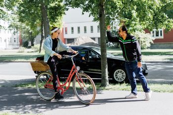 Białystok: Konflikt rowerzystów i pieszych przez kuriozalne oznakowanie przy przystanku na Branickiego