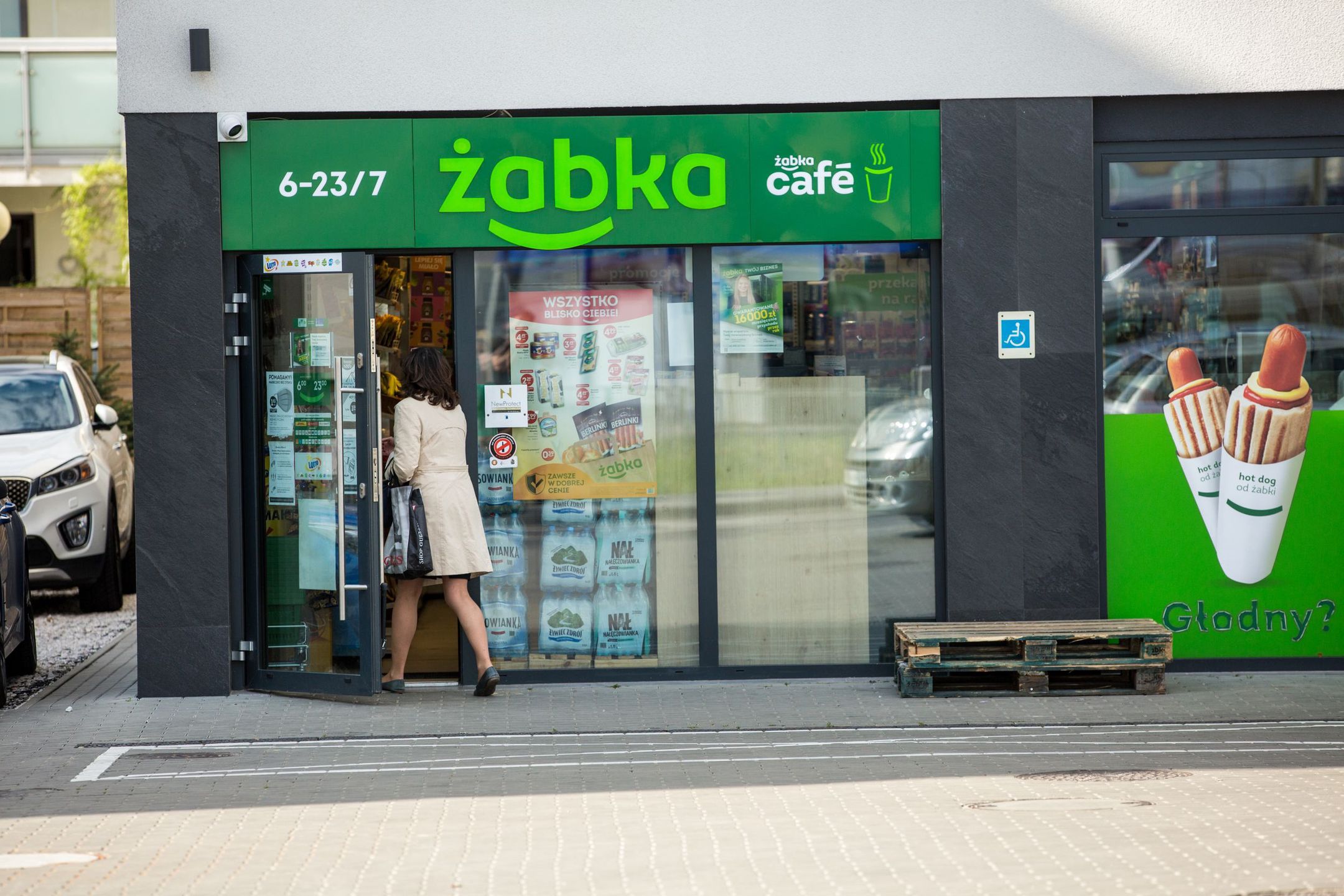 Żabka szuka stażystów. Płaci całkiem niezłe pieniądze