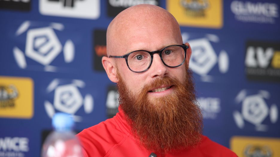 Gliwice, 20.06.2025. Nowy trener piłkarzy Piasta Gliwice Max Moelder podczas konferencji prasowej w Gliwicach, 20 bm. Trener Aleksandar Vukovic nie przedłużył umowy i odszedł z klubu. Jego następcą został 40-letni Szwed, (gj) PAP/Jarek Praszkiewicz