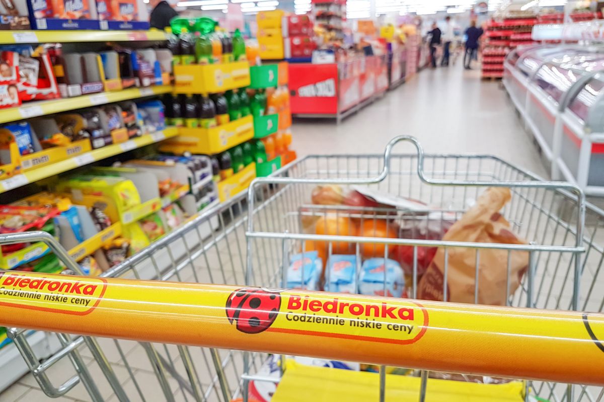 Rewolucja w Biedronce już od 1 stycznia. Bez pokazania dowodu nie kupisz tych produktów