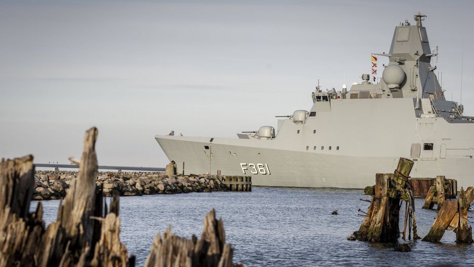 Denmark Navy mission starts in the Red Sea
epa11112250 The Danish frigate Iver Huitfeldt takes off for the Gulf of Aden, from the Naval Station in Korsoer, Denmark, 29 January 2024. The Danish frigate will contribute to strengthening maritime security in and around the Red Sea.  EPA/MADS CLAUS RASMUSSEN DENMARK OUT 
Dostawca: PAP/EPA.
MADS CLAUS RASMUSSEN