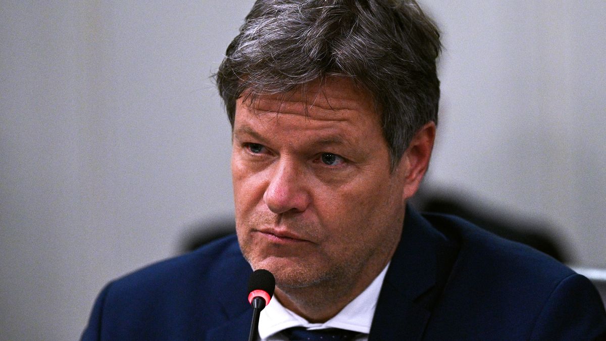 German Federal Minister of Economy and Climate Protection Robert Habeck attends a meeting with Brazilian Minister of Mines and Energy Alexandre Silveira (not pictured) during the signing of acts reaffirming the energy alliance between Brazil and Germany, in Brasilia, Brazil, 13 March 2023. EPA/Andre Borges Dostawca: PAP/EPA.