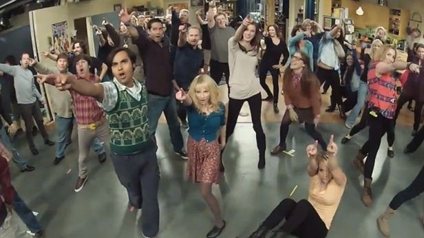 W skrócie: Flash mob na planie "TBBT", nowe odcinki "Blood & Chrome", gadżety VIP-ów 1