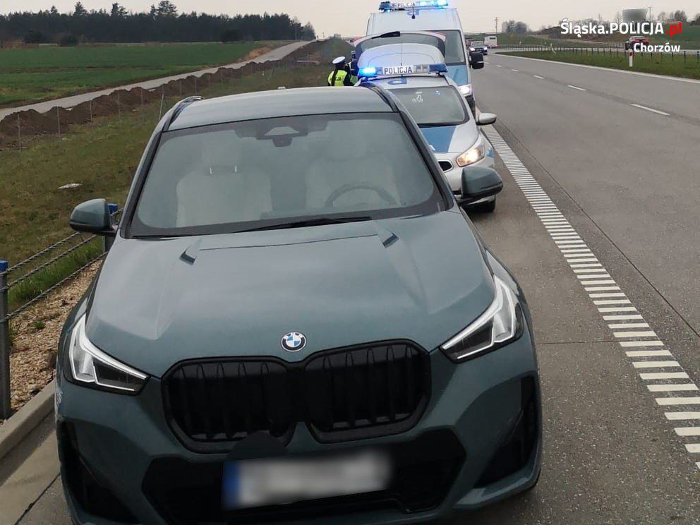 Kierowca BMW skończył swoją podróż na barierce ochronnej