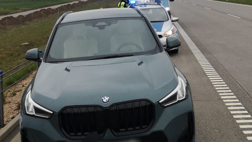 Kierowca BMW skończył swoją podróż na barierce ochronnej