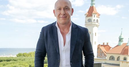 Kupił i wyremontował dom słynnego muzyka. "Tu nie ma drzwi, są same okna". Wszystko pokazał w "Dzień Dobry TVN"