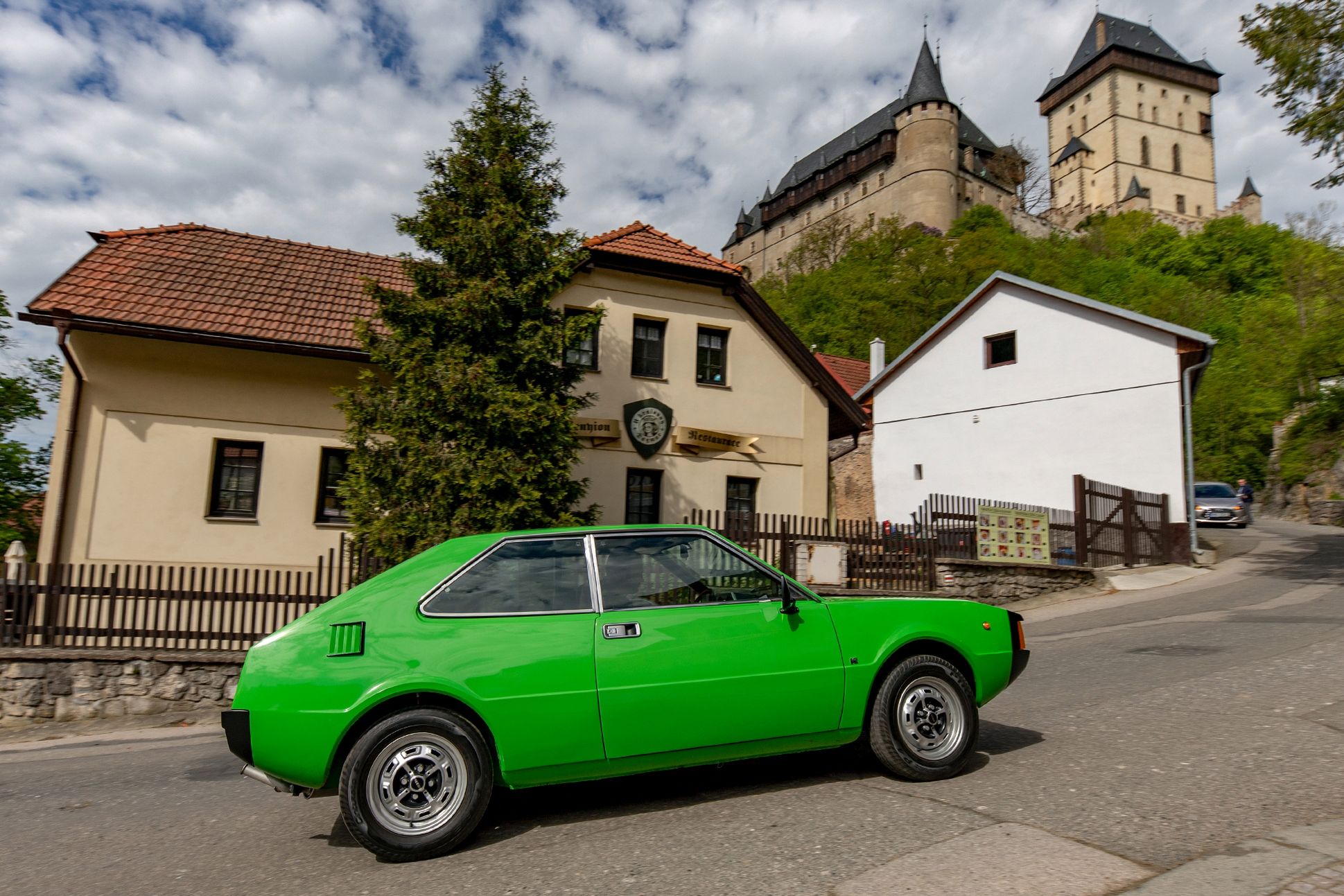 Mówili mi: "to normalne, współczesne auto, tylko niewygodnie się siedzi". Może tak było 40 lat temu za kierownicą Seata 1200 Sport - pierwszego auta zaprojektowanego przez tę markę.