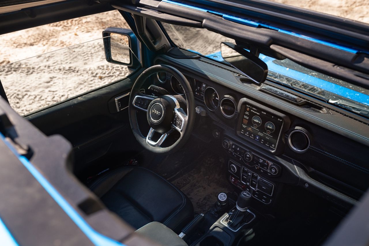 Wnętrze Jeepa Wranglera jest wbrew pozorom bardzo nowoczesne i świetnie wykonane, ale na swój sposób też specyficzne