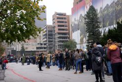 "Żywa tarcza" w Belgradzie. Protest przeciw projektowi zięcia Trumpa