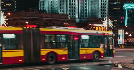 Do autobusu wsiadła staruszka. Kierowca od razu wezwał służby