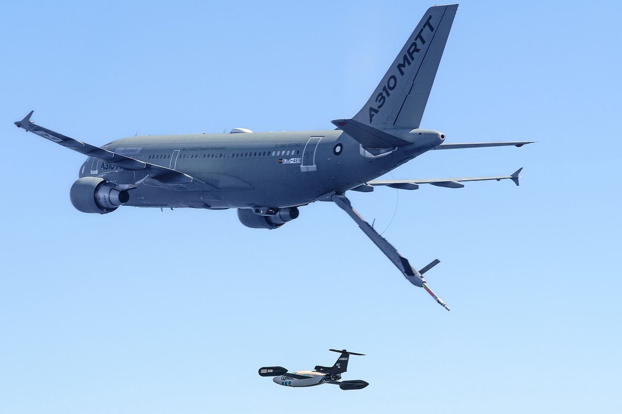 Lot formacji A310MRTT i drona DT-25 był sterowany przez sztuczna inteligencję