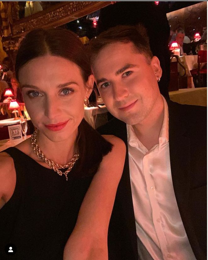 Robert Choinski i Julia Kamińska na kolacji w Moulin Rouge. 