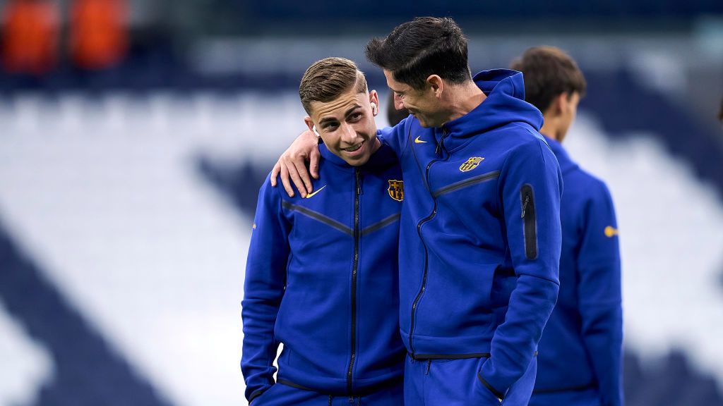 Getty Images / Diego Souto / Na zdjęciu: Fermin Lopez i Robert Lewandowski