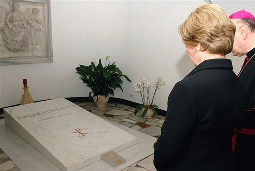 Portret Jana Pawła II wyrzucony z kościoła