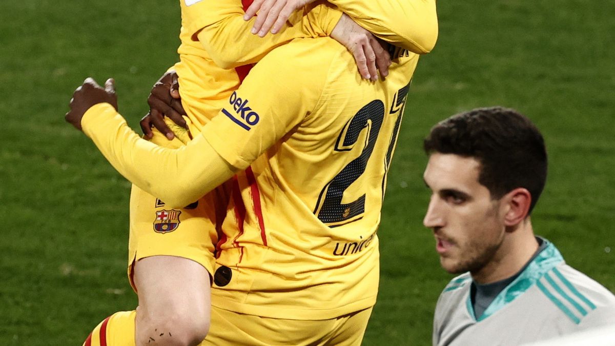 Lionel Messi (z lewej)