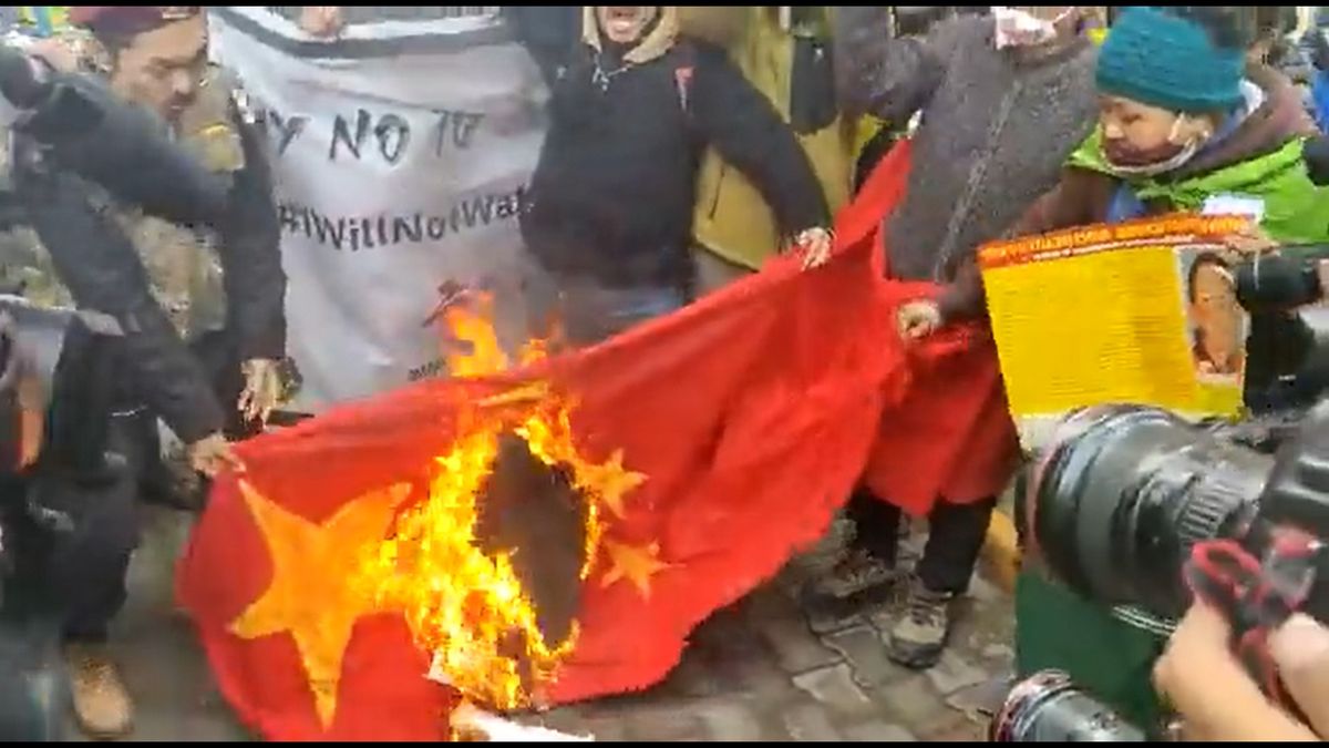 palenie chińskiej flagi przez ambasadą w New Delhi