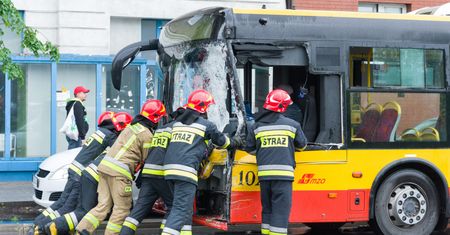 Warszawa. Zderzenie autobusu i samochodu