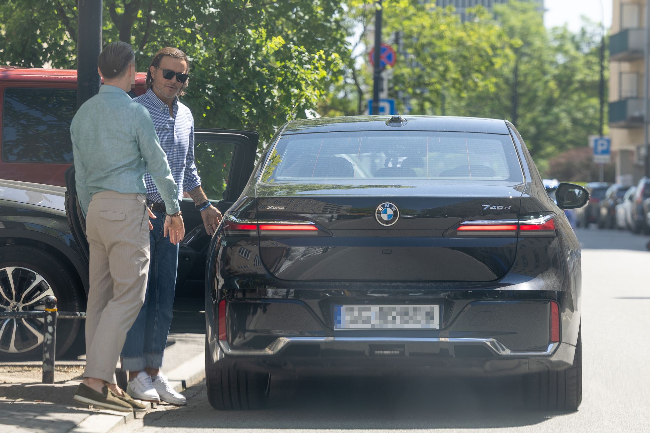 Radosław Majdan parkuje BMW na ulicy