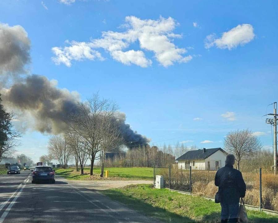 Potężny pożar hali w Ruminie. Trwa akcja strażaków