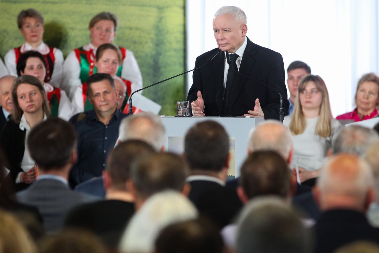 1400 zł. Kaczyński reaguje na aferę i wysuwa propozycje