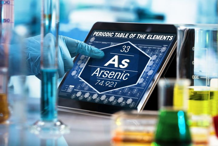 Arszenik – tritlenek di arsenu – to biała, drobnokrystaliczna, bezzapachowa i bezsmakowa substancja. Związek ten jest też silnie toksyczny i trujący