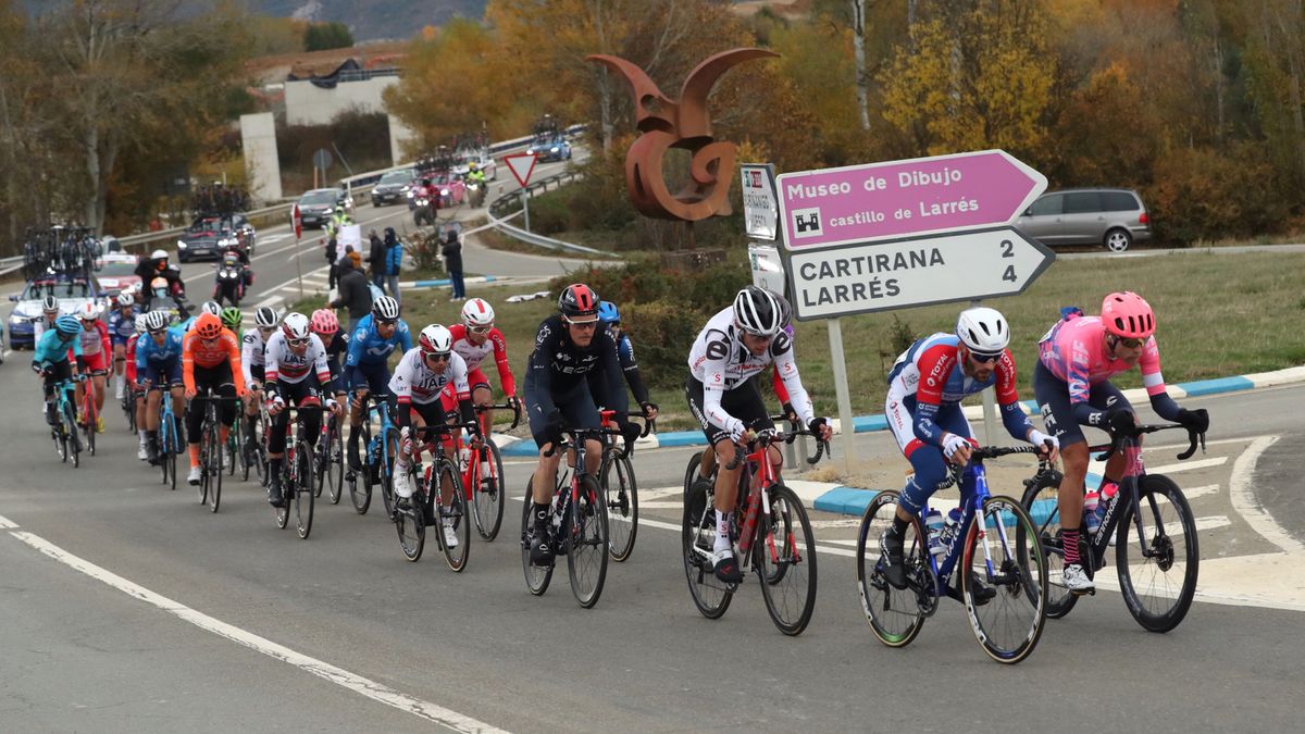 kolarze podczas 6 etapu Vuelta a Espana 