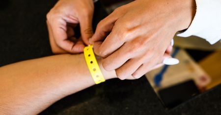 Kiedy rozpoczyna się all inclusive? Wtedy hotel każe czekać na opaskę