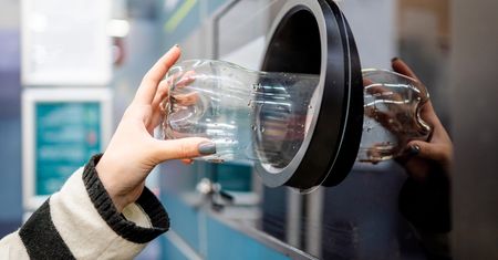 Zwrot kaucji bez wychodzenia z domu. W tym sklepie opakowania odbierze od ciebie kurier