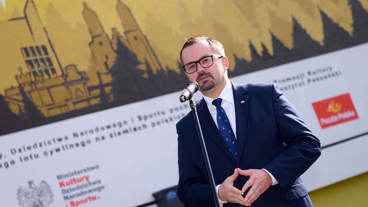 Marcin Hora�aJakub Kaczmarczyk100. 100, 100-lecie, cywilny, Instytut Pozna�ski, lot, lotnictwo, mural, na ziemiach polskich, ods�oni�cie, Osiedle Pod Lipami, pierwszy, rocznica, setna, uroczyste, BINARY<(11) bytes>, w Polsce, polityk, polityka