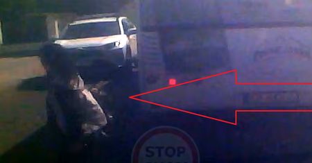 Wybiegła zza autobusu pod samochód. O krok od tragedii