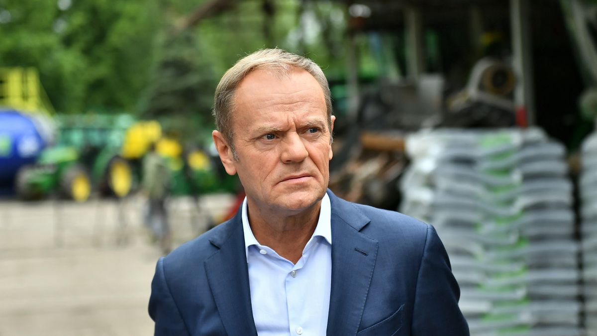 Biestrzyków, 06.06.2022. Przewodniczący Platformy Obywatelskiej Donald Tusk podczas wizyty w gospodarstwie rolnym w Biestrzykowie, 6 bm. Donald Tusk przebywa z wizytą w woj. dolnośląskim. (mr) PAP/Maciej Kulczyński