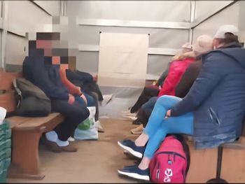 Raciborów: Kierowca mercedesa wiózł 9 pasażerów "na pace". Wpadł, bo przekroczył prędkość