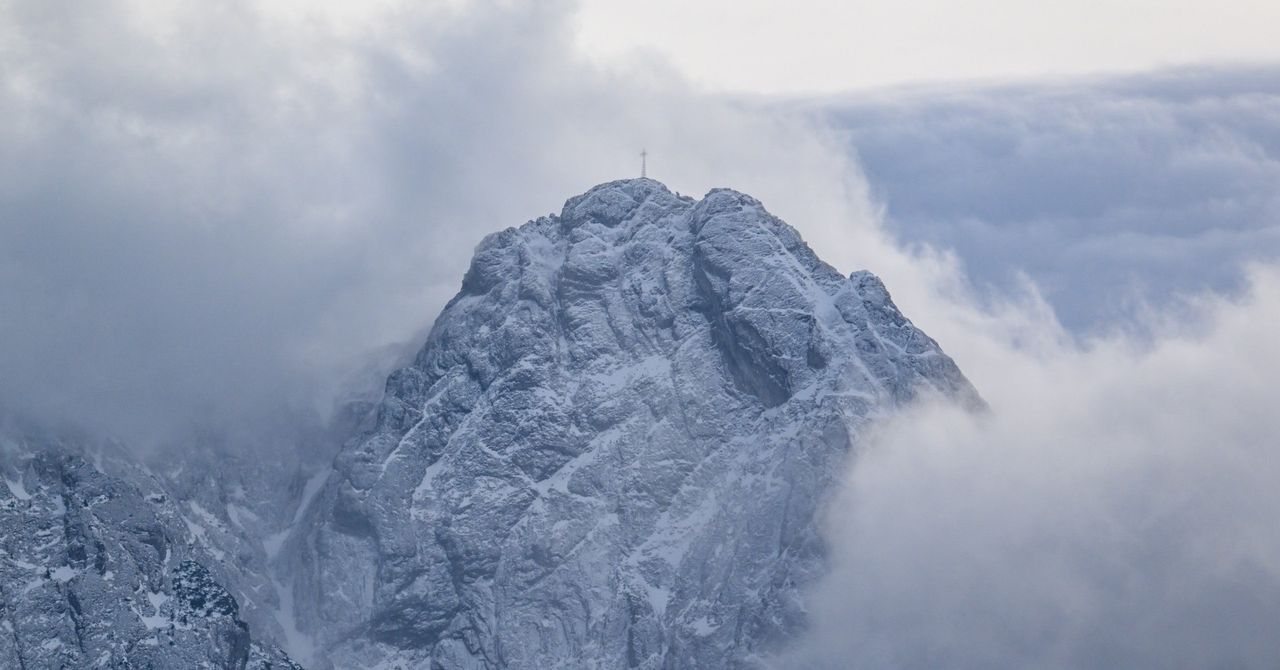 Halny nad Tatrami stworzył niezwykłe widowisko. Chmury przelewały się przez granie, a na Giewoncie widać było turystów