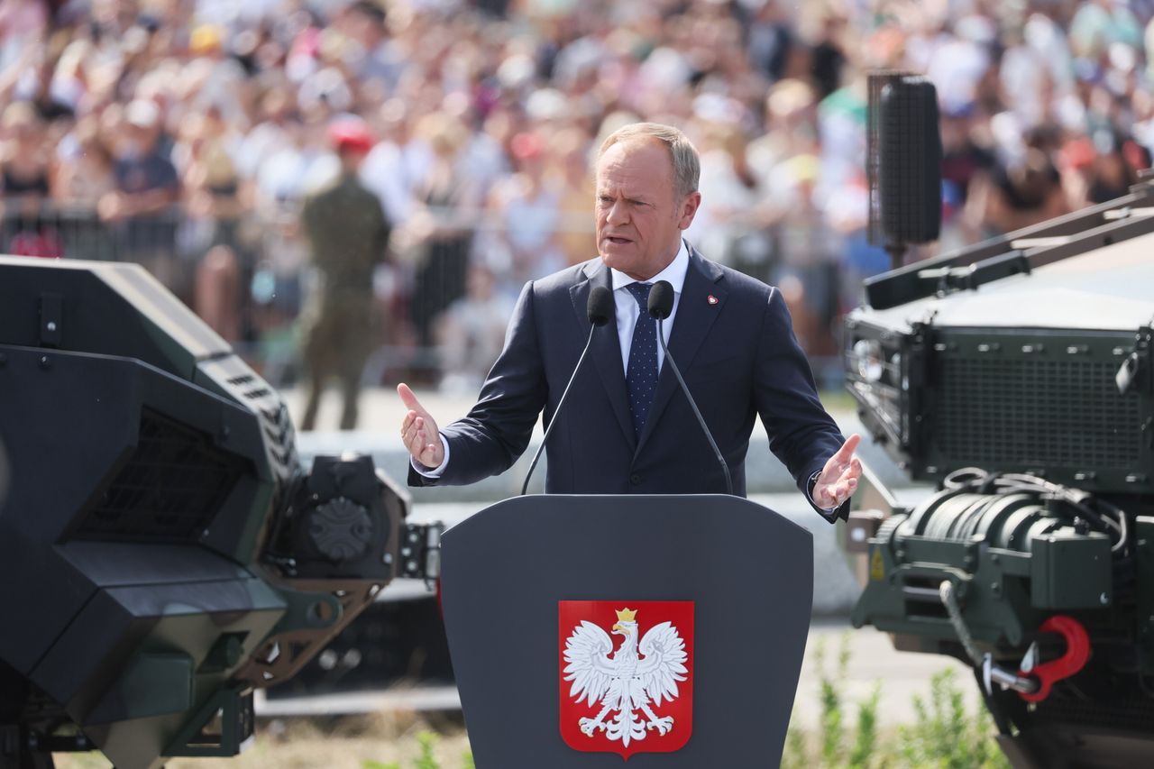 Donald Tusk w czasie defilady w Warszawie