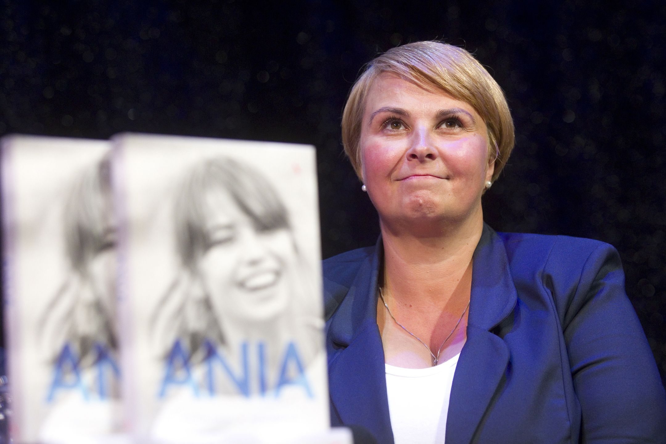 Agnieszka Kubera, siostra Anny Przybylskiej, pokazuje grób aktorki w dniu Wszystkich Świętych