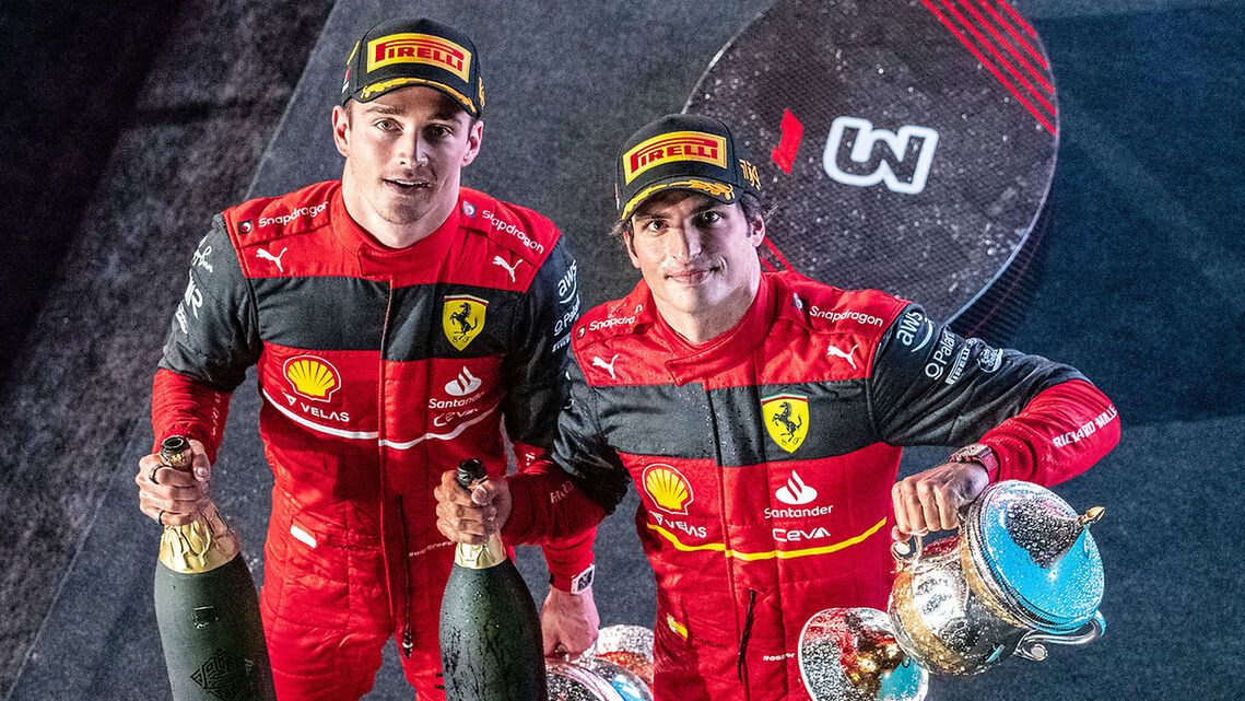 Zdjęcie okładkowe artykułu: Materiały prasowe / Ferrari / Na zdjęciu: Charles Leclerc (po lewej) i Carlos Sainz