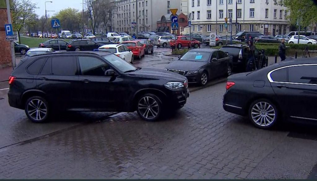 Stłuczka rządowych BMW pod siedzibą PiS. Mamy nagranie