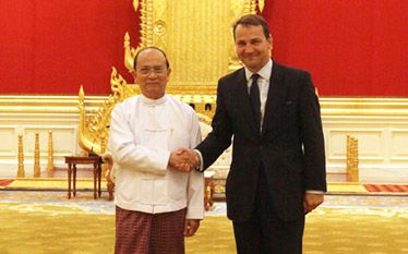 Radosław Sikorski w Birmie uczy jak zmieniać kraj