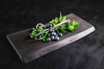 Surowiec rzadszy niż diamenty. Polak produkuje z niego ekskluzywne meble