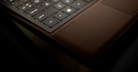 HP wymyśla laptopy na nowo. Skóra to element ich konstrukcji