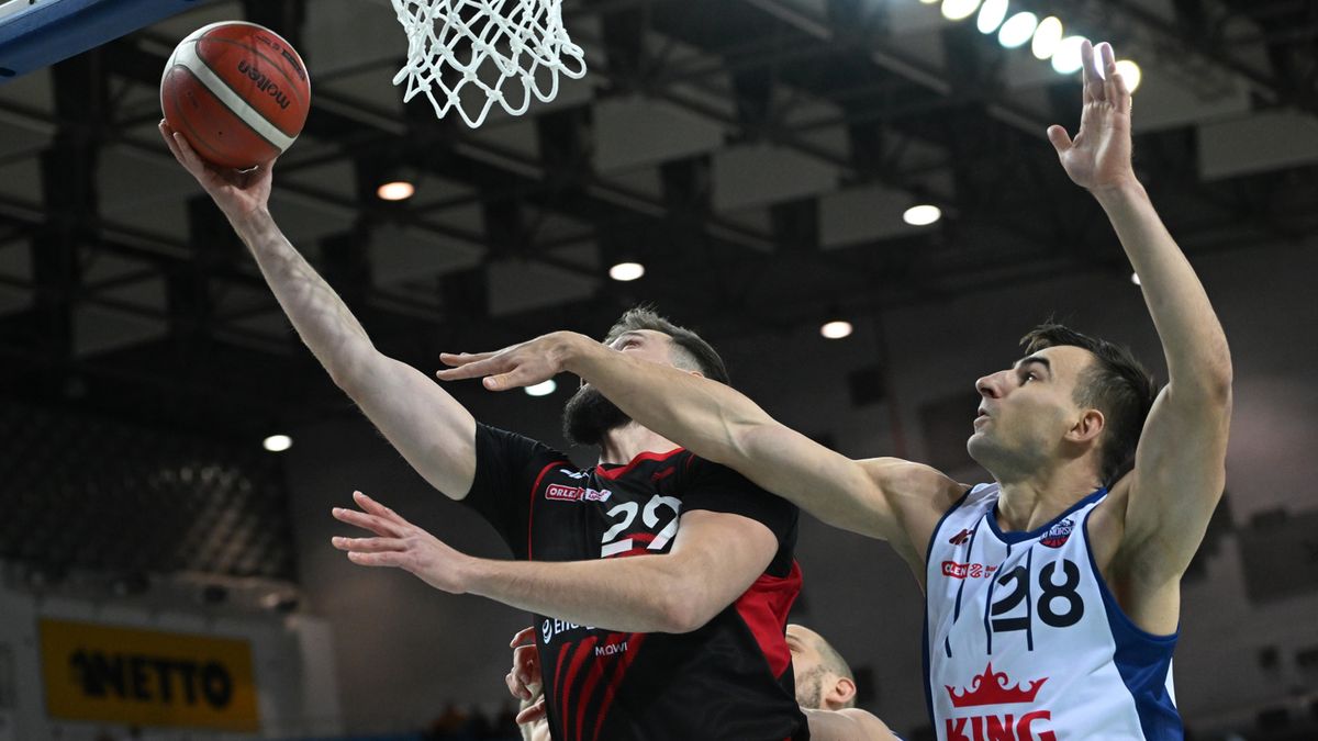 PAP / Marcin Bielecki / Na zdjęciu: Paweł Leończyk oddający rzut podczas meczu King Szczecin - Grupa Sierleccy Czarni Słupsk