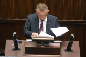 Strzał w stopę? Banaś krytykuje konferencję, w której brał udział. "Powinien złożyć donos sam na siebie"