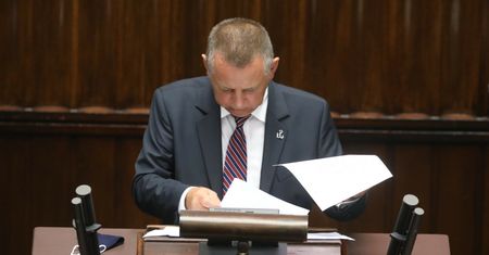 Strzał w stopę? Banaś krytykuje konferencję, w której brał udział. "Powinien złożyć donos sam na siebie"