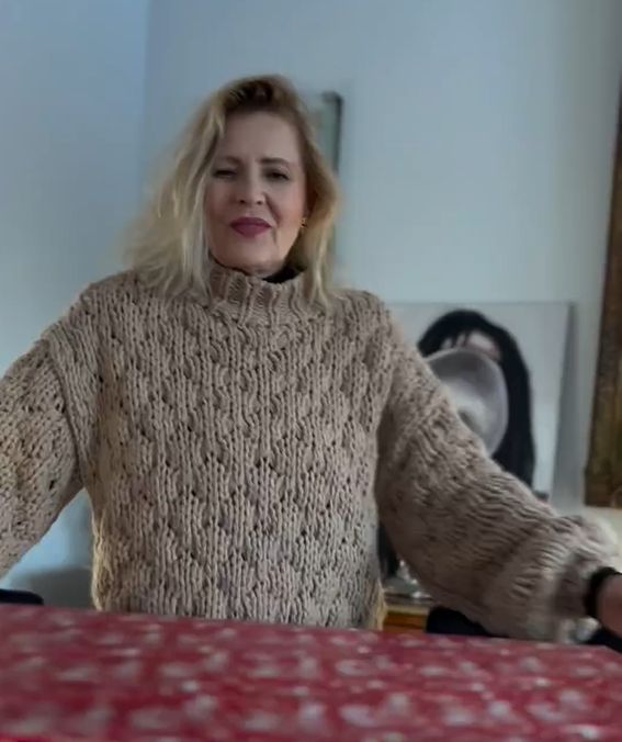 Miękki sweter Szapołowskiej to ideał na święta