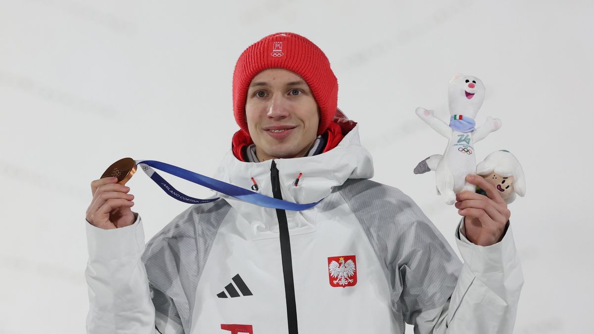 Predazzo, Włochy, 14.02.2026. Zimowe Igrzyska Olimpijskie - Mediolan i Cortina d?Ampezzo 2026. Polak Kacper Tomasiak (brązowy medal) pozuje do zdjęcia podczas dekoracji po konkursie skoków narciarskich na dużej skoczni w Predazzo, 14 bm. (mk) PAP/Grzegorz Momot