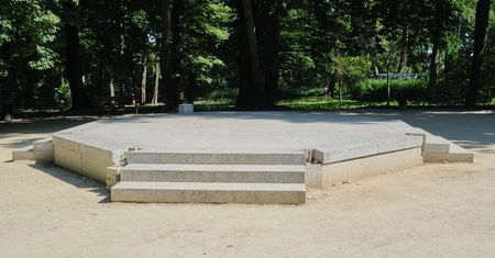 Na powrót do Ogrodu Saskiego altana czeka od ponad pięciu lat. I jeszcze poczeka