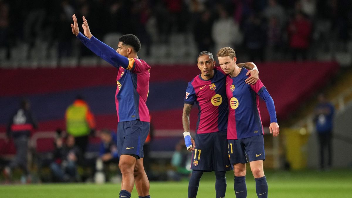 Getty Images / Alex Caparros / Na zdjęciu: Ronald Araujo, Raphinha i Frenkie de Jong 