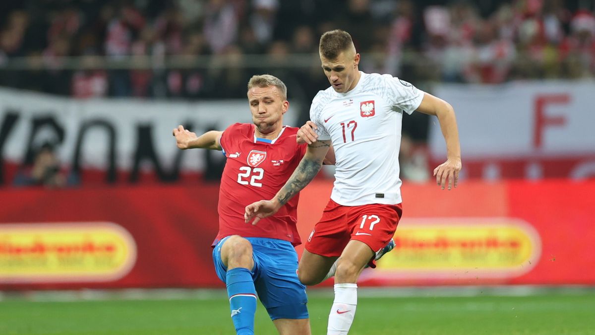 Polak Damian Szymański (P) i Tomas Soucek (L) z Czech podczas meczu grupy E