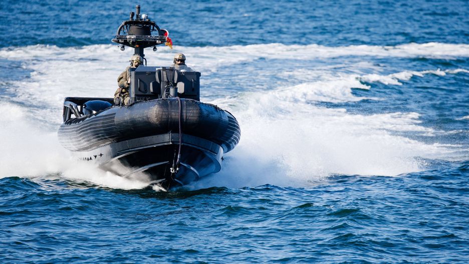 Security Tour of German Interior Minister Nancy Faeser at baltic sea
epa11555633 Members of GSG9 special forces ride an inflatable boat for demonstration purposes at the vessel Neustadt (BP 84)  during a security tour visit of German Interior Minister Nancy Faeser (not in the picture) to the baltic sea near Warnemuende, Germany, 19 August 2024. German Interior Minister Nancy Faeser visits the baltic sea on a two day trip from 19 to 20 August 2024 in order to receive information on security issues.  EPA/CLEMENS BILAN 
Dostawca: PAP/EPA.
CLEMENS BILAN